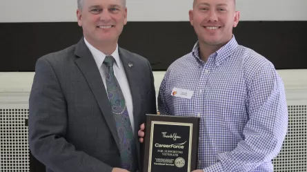 Picture of DVOP Anthony Poff receiving award from St. Cloud VA