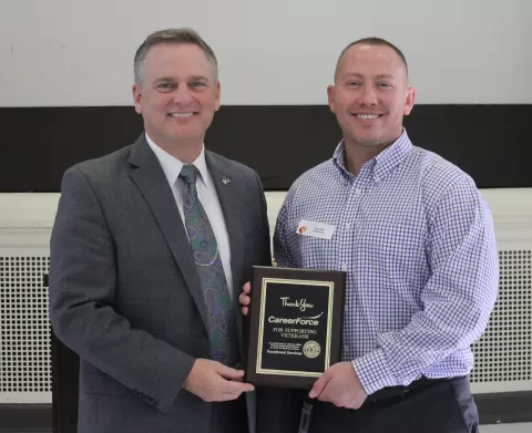 Picture of DVOP Anthony Poff receiving award from St. Cloud VA