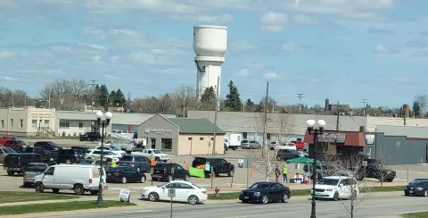 photo of cars lined up for Brainerd drive through career fair April 2021