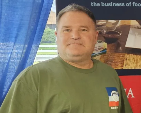 photo of person in army green colored T-shirt